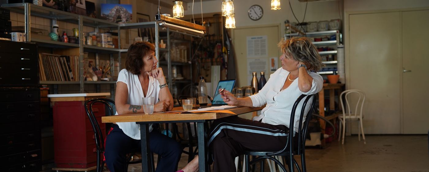 Eva en Maria in gesprek in het atelier