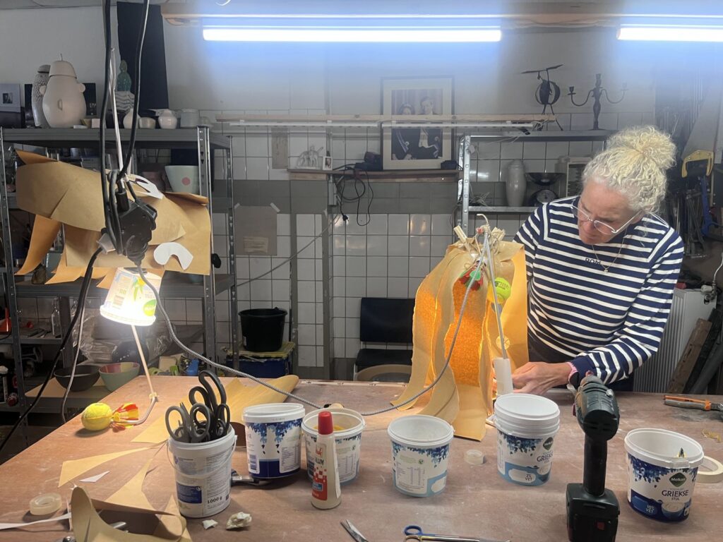 Een deelnemer werkt aan de lamp