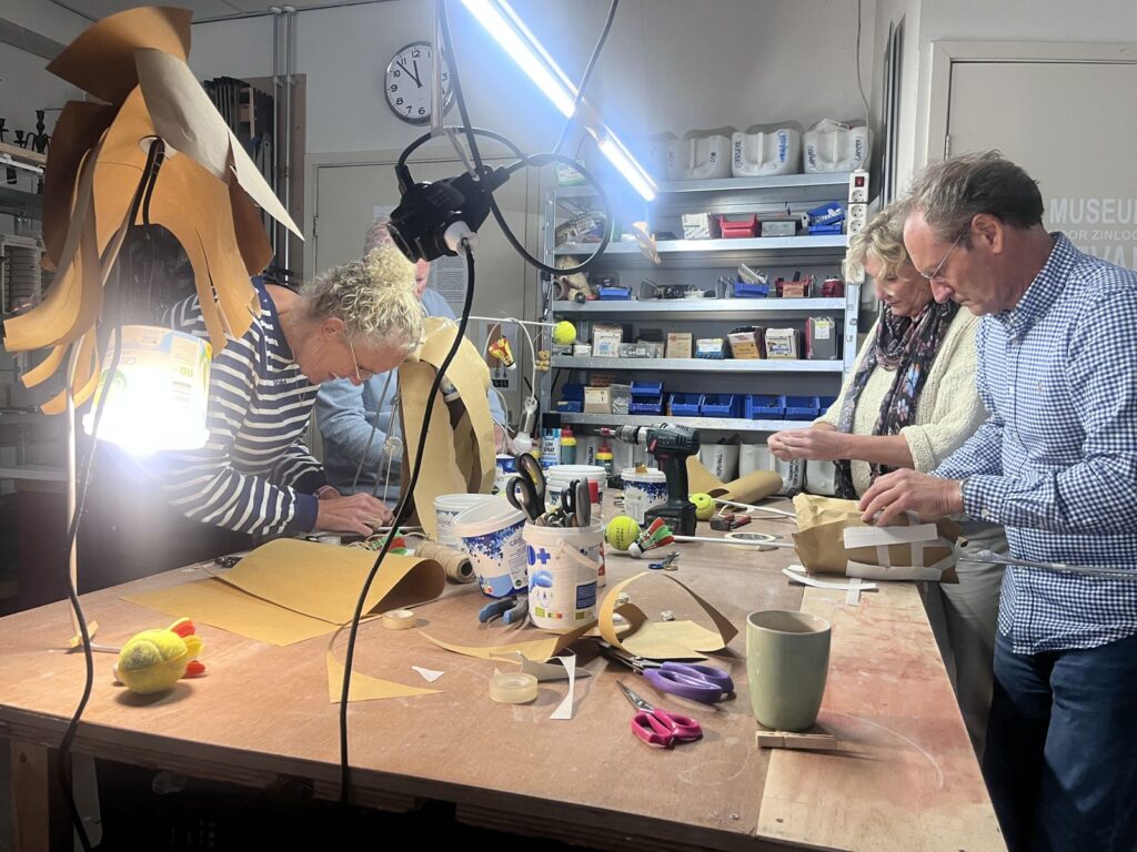 Deelnemers bouwen samen aan de werktafel