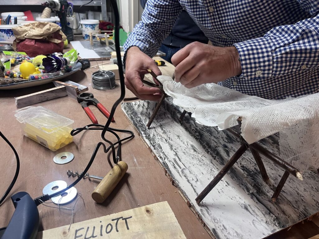 Handen bouwen met hout en draad