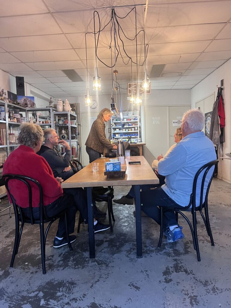 Nagesprek aan de lange tafel in het atelier