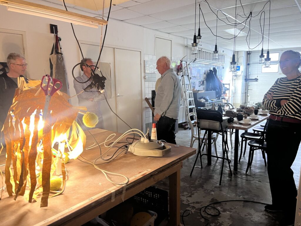 De lamp die de groep bouwde brandt aan het eind van de dag
