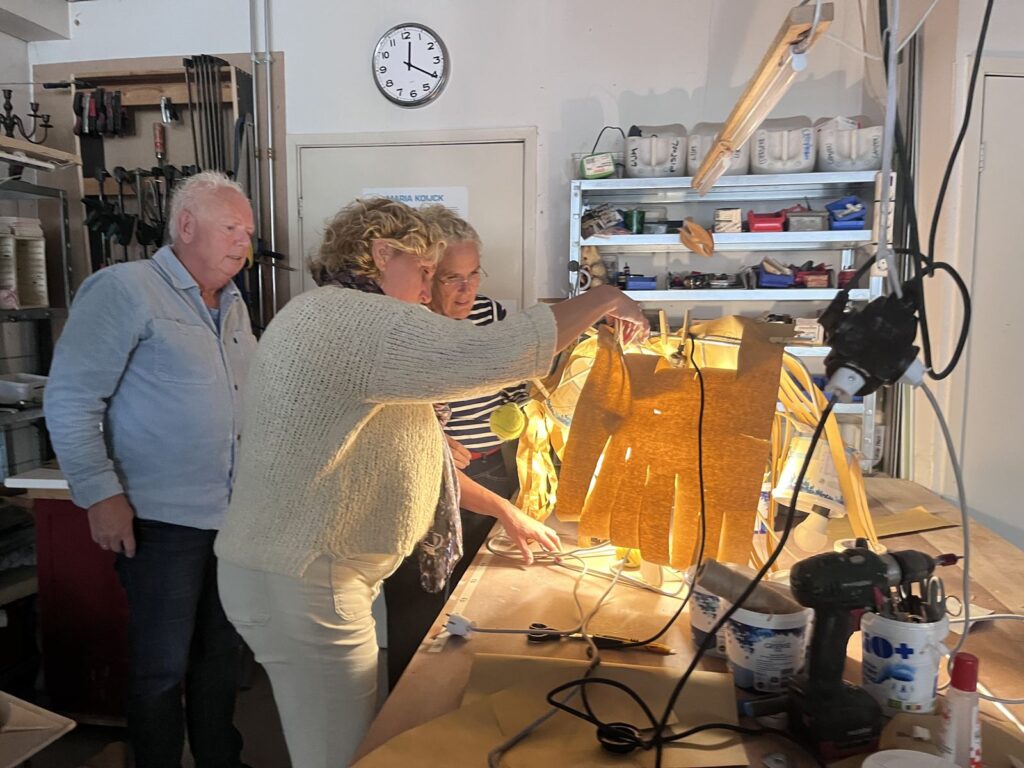 Deelnemers sturen samen het kunstwerk bij