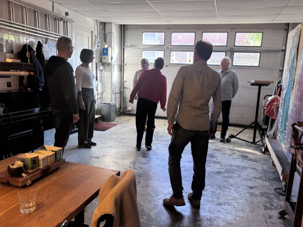 Deelnemers doen een spelopdracht in het atelier